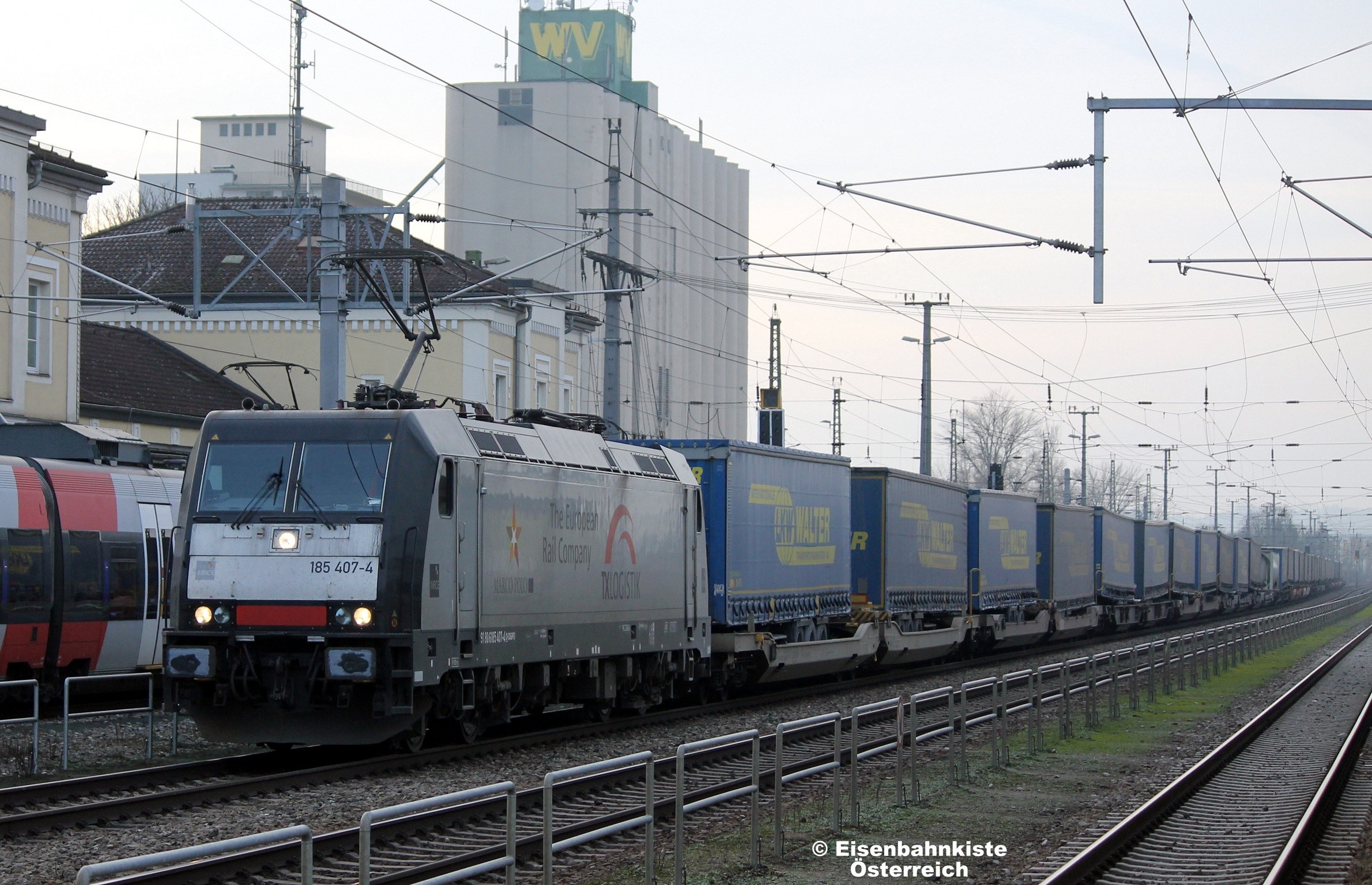 bild_links3 185 407-4 (Marco Polo) mit LKW Walter Komplettzug in Enns